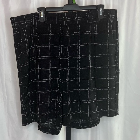 Torrid Flat Bermuda Shorts Crepe Ink Dot Plaid Black, size 16 - Picture 2 of 7